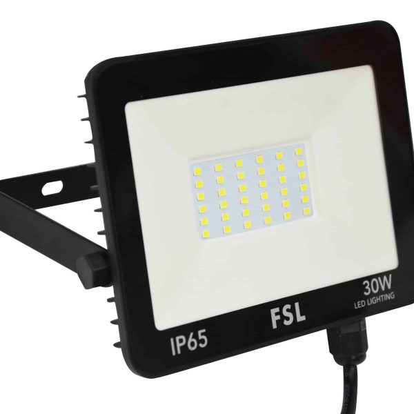 Мощен LED прожектор 30W, студена светлина и IP65 – Перфектен за професионално осветление в елегантни външни пространства