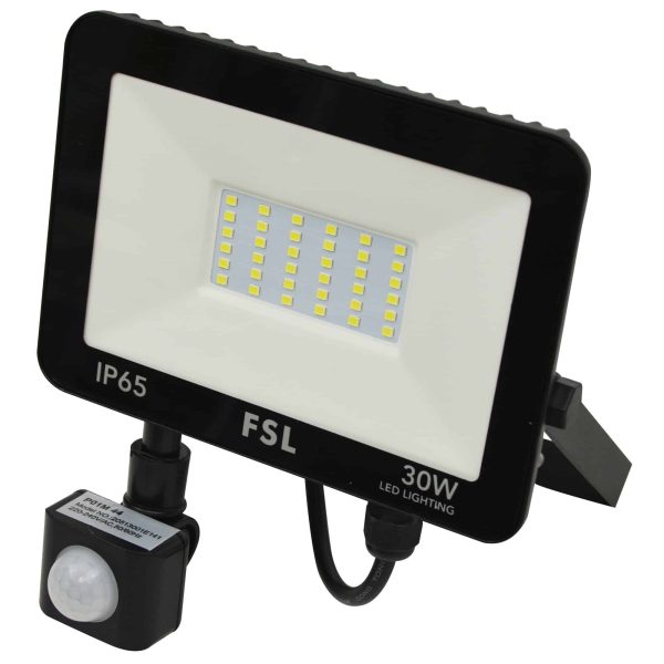 LED прожектор с датчик за движение 30W, студена светлина и IP65 – премиум избор за издръжливо и автоматично външно осветление