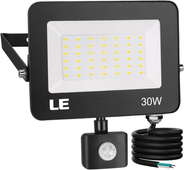 LED прожектор с датчик за движение 30W, студена светлина и IP65 – премиум избор за издръжливо и автоматично външно осветление