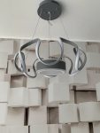 LED висящ csillár с извити светлини – съвременно осветление за стилни пространства