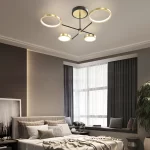 Луксозен геометричен csillár с LED пръстени DM9049-4 Черно/Златно – Модерно осветление и елегантен дизайн, идеален за изискани интериори