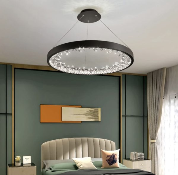 LED полилей пръстен DM Living, модел DM23529/40 черен – светещи кристали и дистанционно управление за модерна елегантност