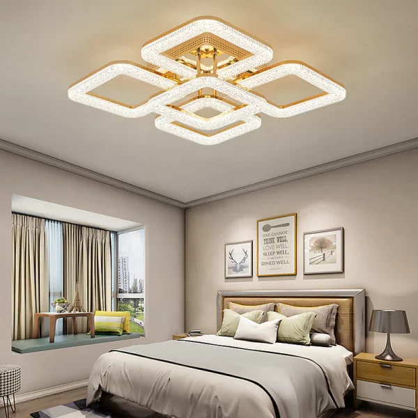 Луксозен LED csillár DM Living, Модел DM230/4+1 – Съвременна елегантност и регулируемо осветление със златно покритие за изискани стаи