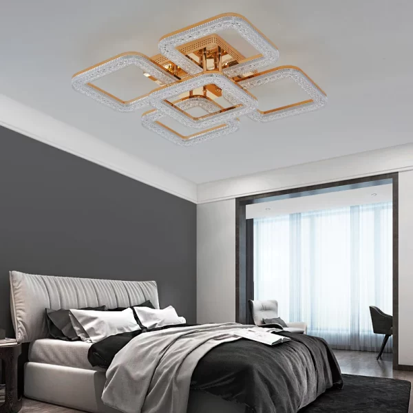 Луксозен LED csillár DM Living, Модел DM230/4+1 – Съвременна елегантност и регулируемо осветление със златно покритие за изискани стаи