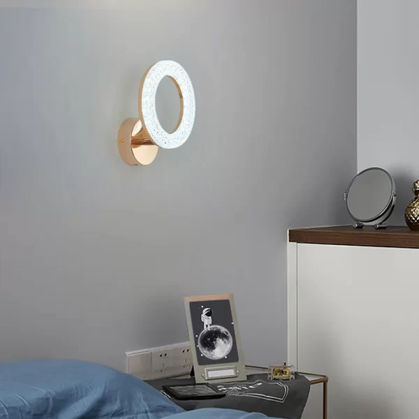 Луксозен LED аплик DM Living, Модел DM300/1, Златен – Елегантен Дизайн и Премиум Осветление за Всяко Пространство