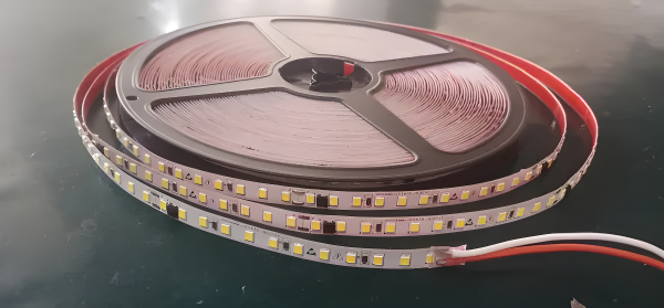 Премиум LED лента, 120 LED/м, 10м/ролка, Топла светлина – Изискано осветително изживяване с 12W/м, 220V