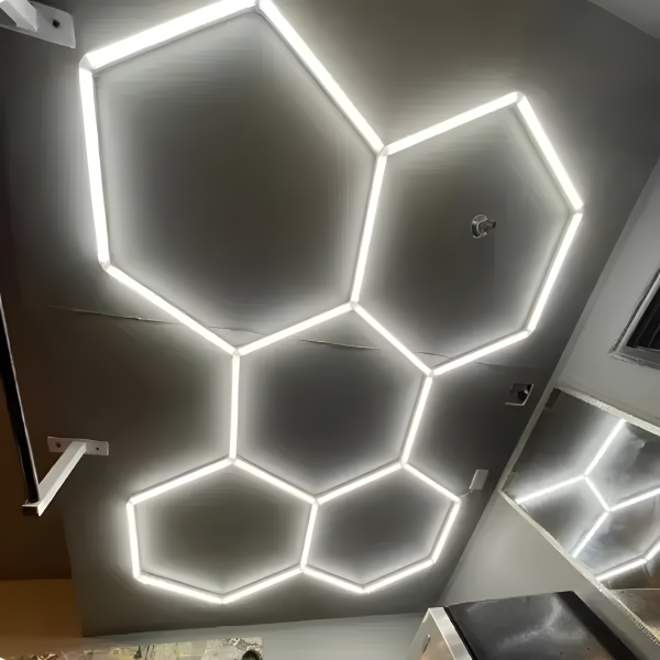 Премиум полилей HoneyComb DM Living – 5 шестоъгълника със студена светлина 6500K, 192W – Ефективно и елегантно осветление